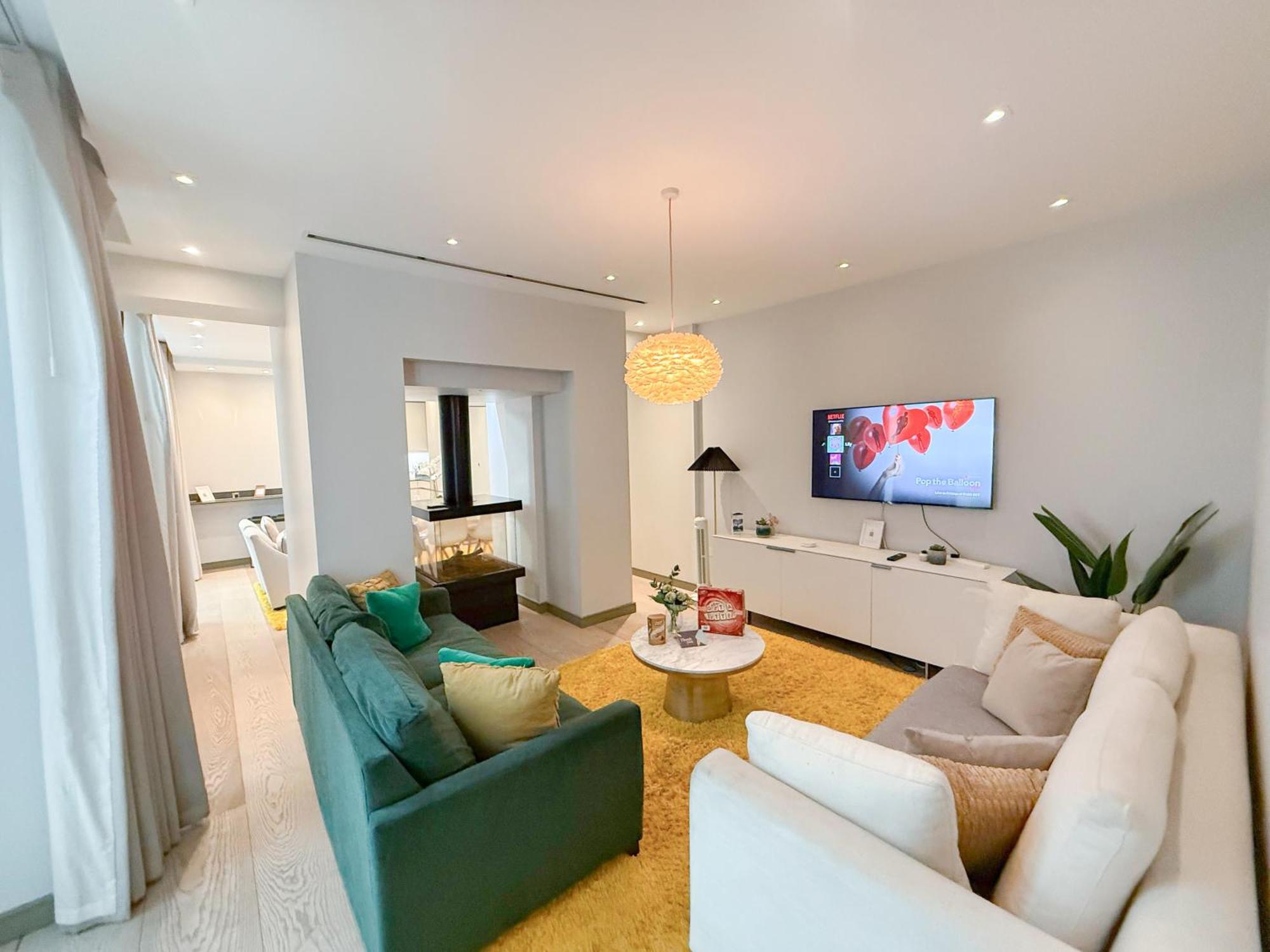 Luxurious 3-bedroom & 3-bathroom Flat With Private Patio & Indoor Fireplace In Mayfair *