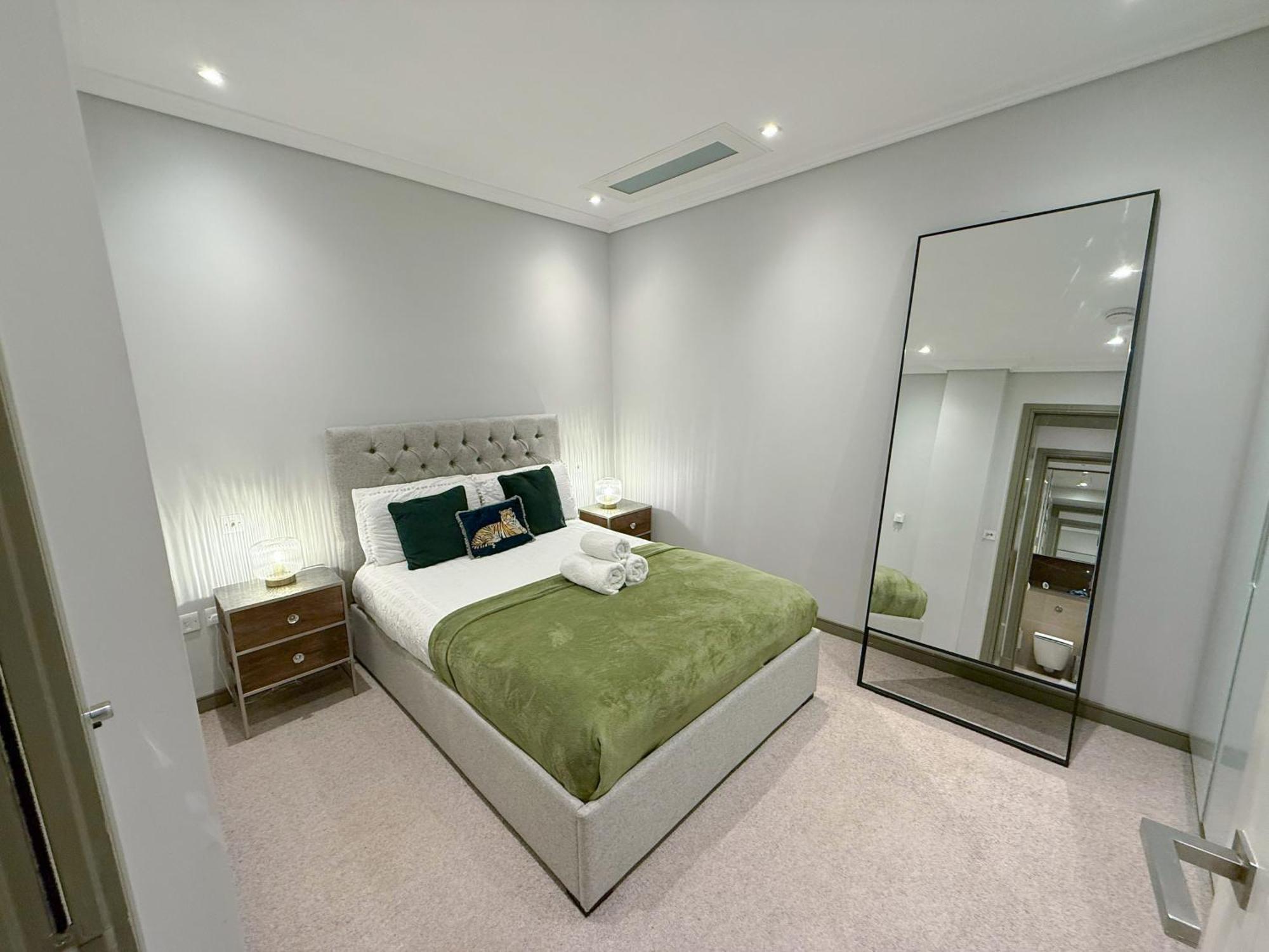 Luxurious 3-bedroom & 3-bathroom Flat With Private Patio & Indoor Fireplace In Mayfair * London