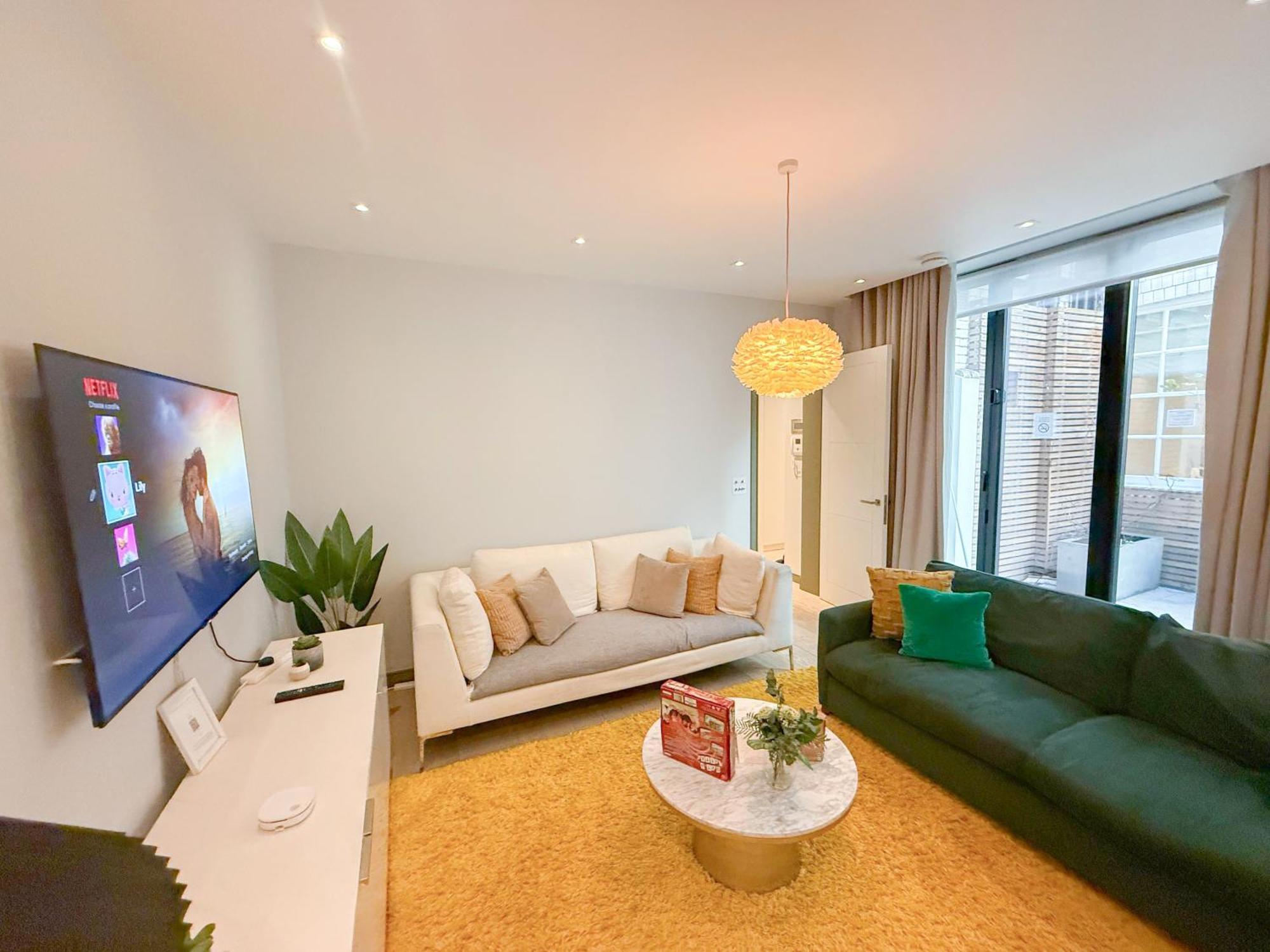 Luxurious 3-bedroom & 3-bathroom Flat With Private Patio & Indoor Fireplace In Mayfair Apartment
