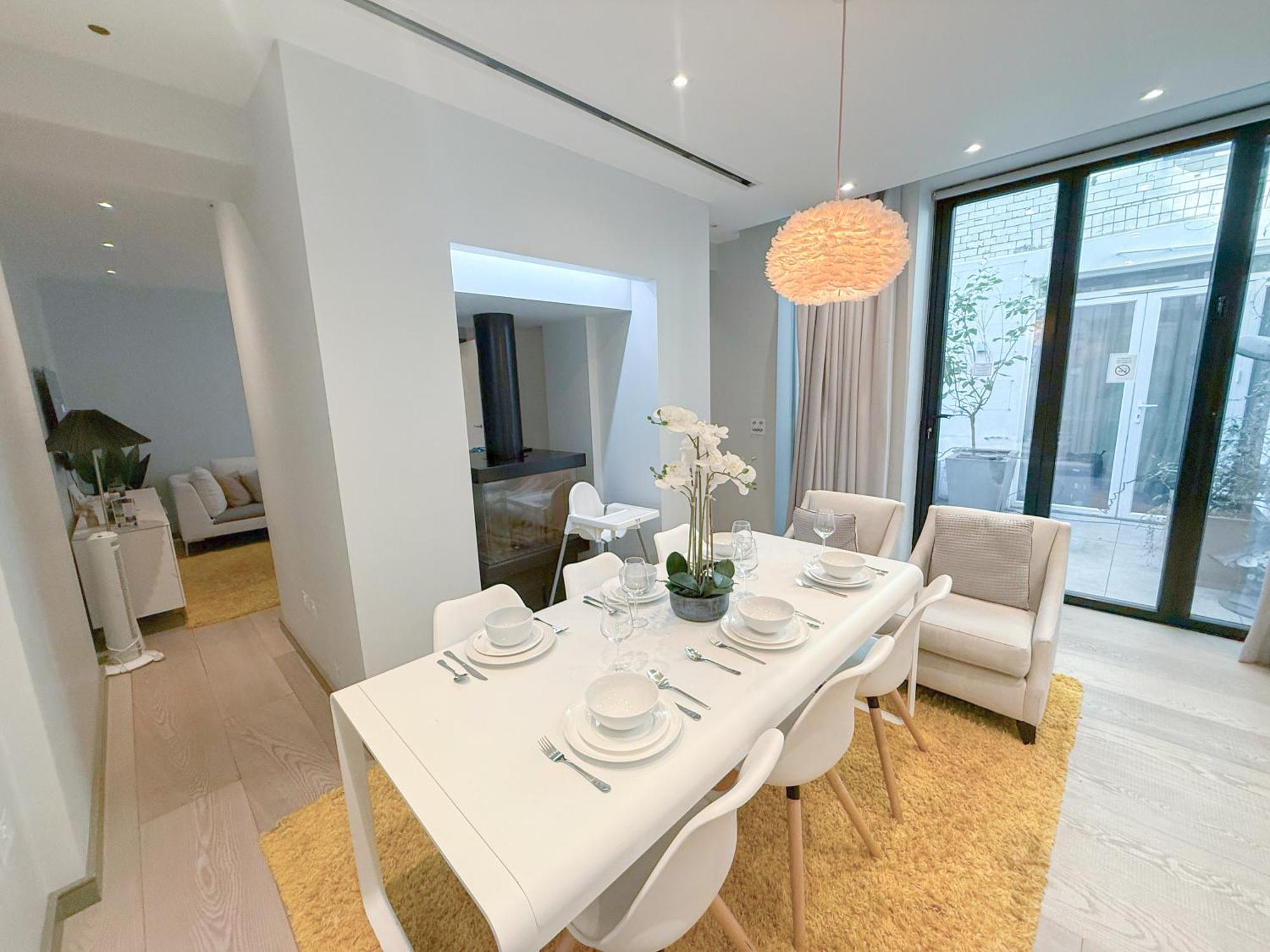Luxurious 3-bedroom & 3-bathroom Flat With Private Patio & Indoor Fireplace In Mayfair Apartment *