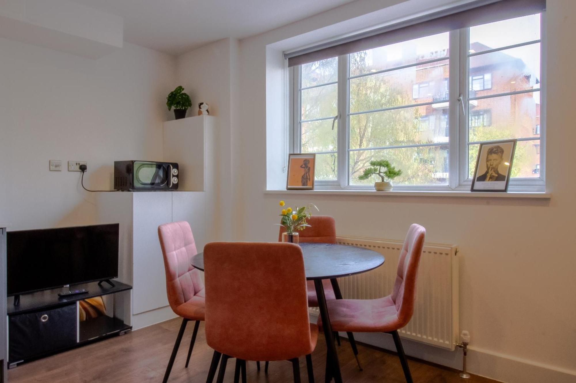 Modern 2 Bedroom @ Nine Elms Station A *
