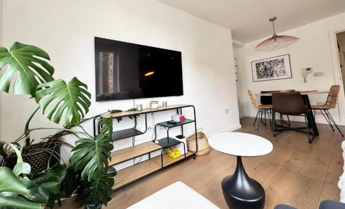 5 Min Walk To Oxford Street * London