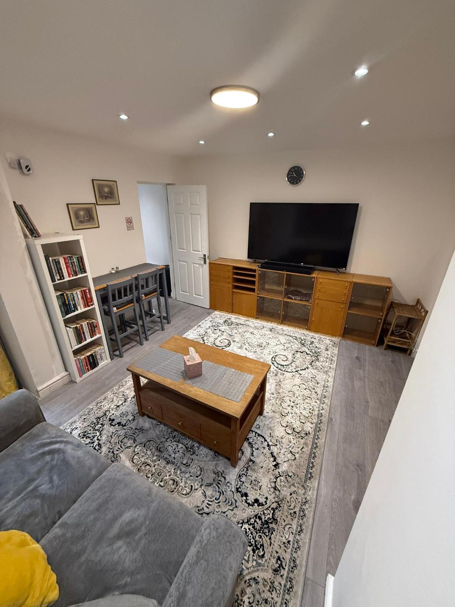 Apartment Entire One Double Bedroom London