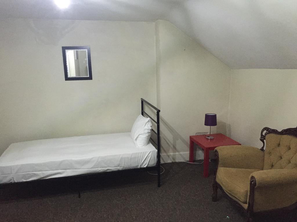 137 Upton Lane Hotel 2*