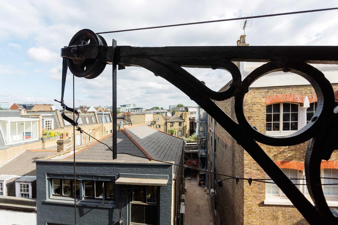 Veeve - Luxurious Leather Warehouse * London