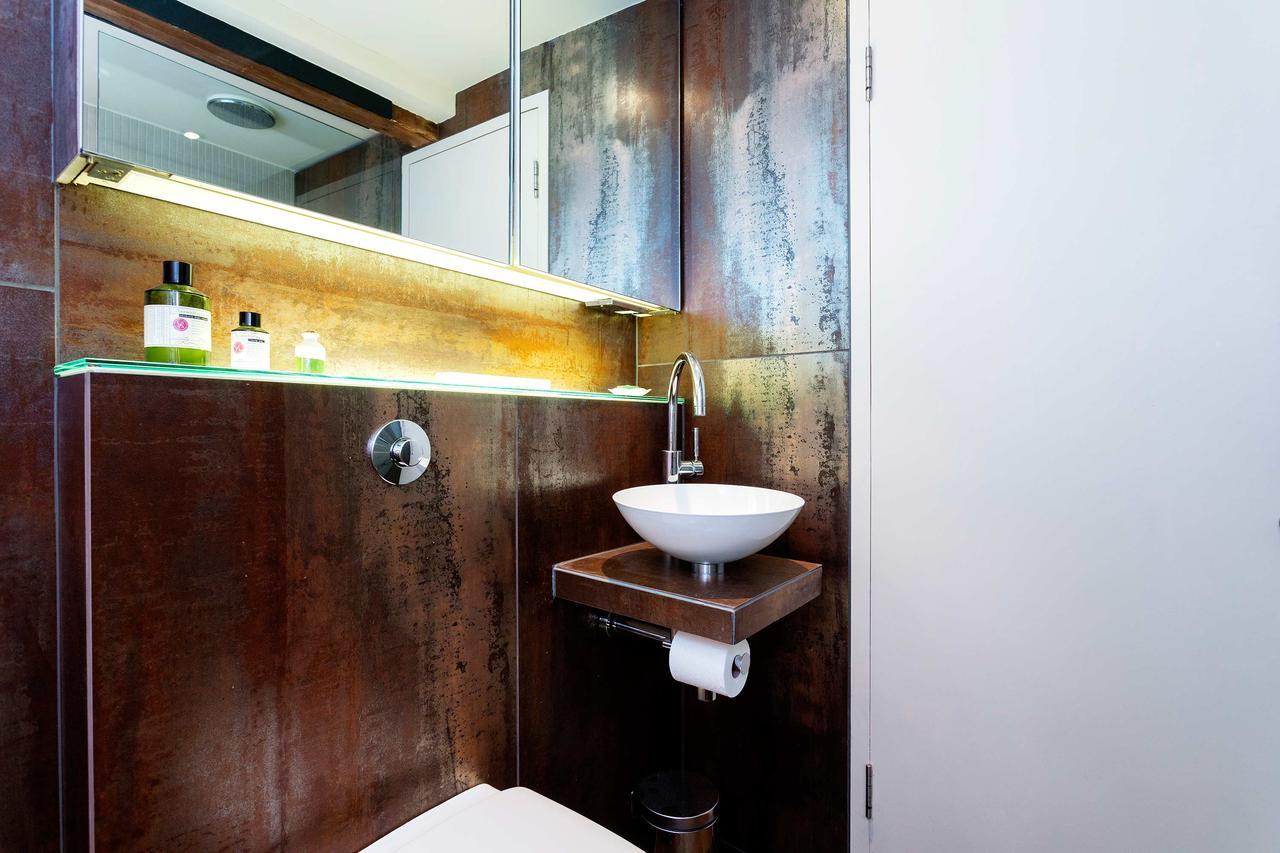 Veeve - Luxurious Leather Warehouse Apartment London