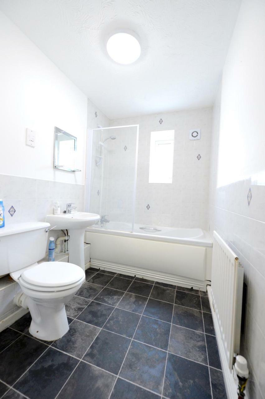 Excel Waterfront Apartments Apartment *