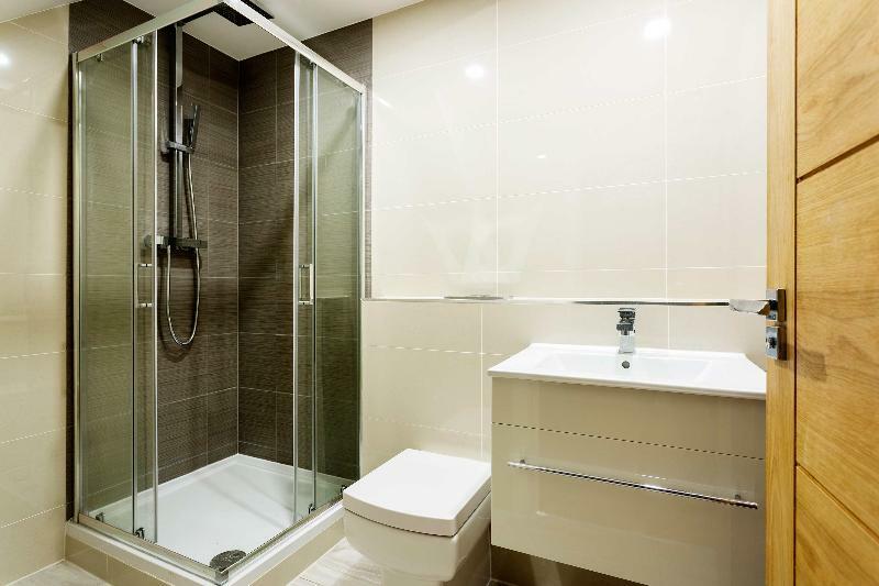 Oyo 136 Kings Ave New Builds Hotel 3*