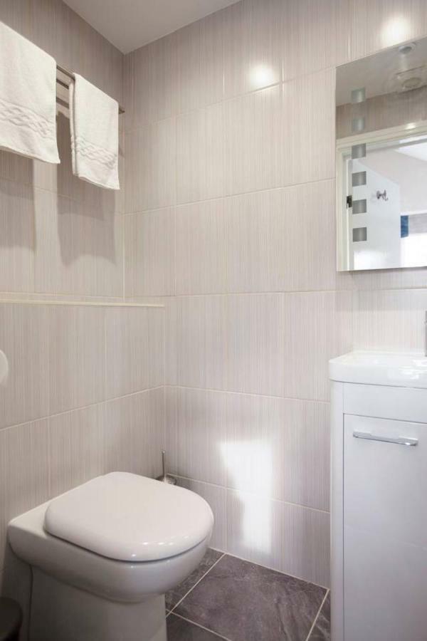Spacious King Bed Near Denmark Hill Station London