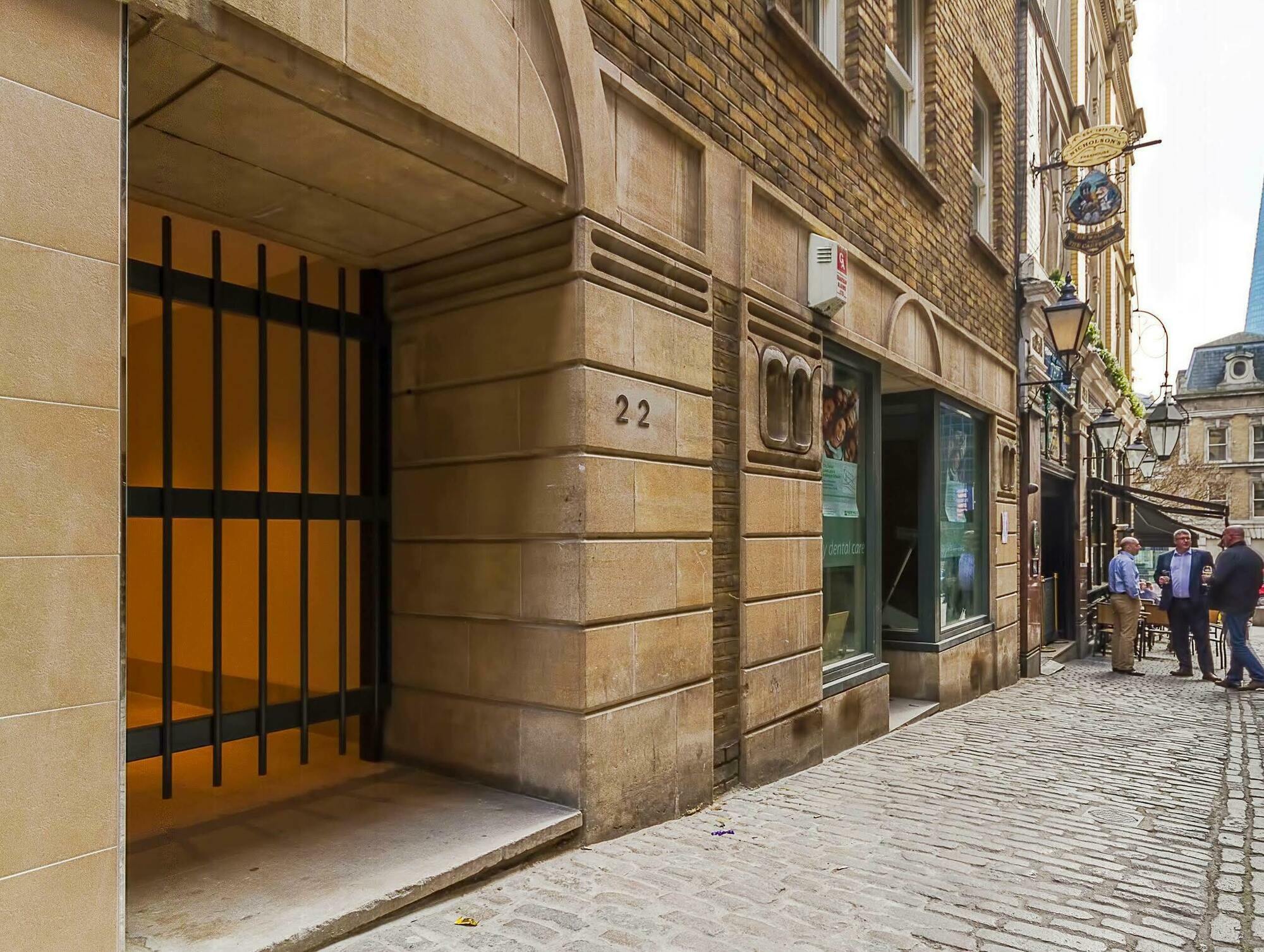 Lovat Lane *