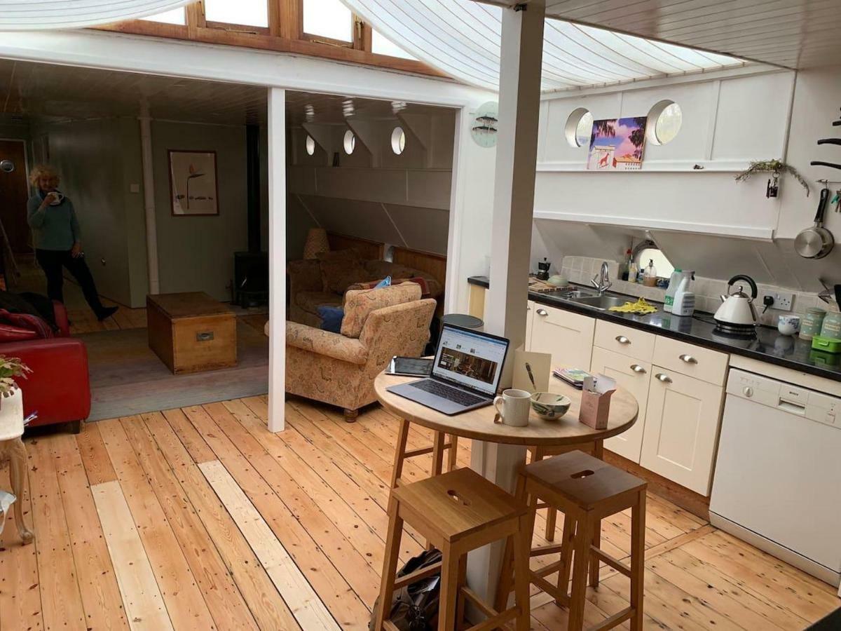 The Bush Houseboat - Kew Bridge Gardens, Casa de férias Londres