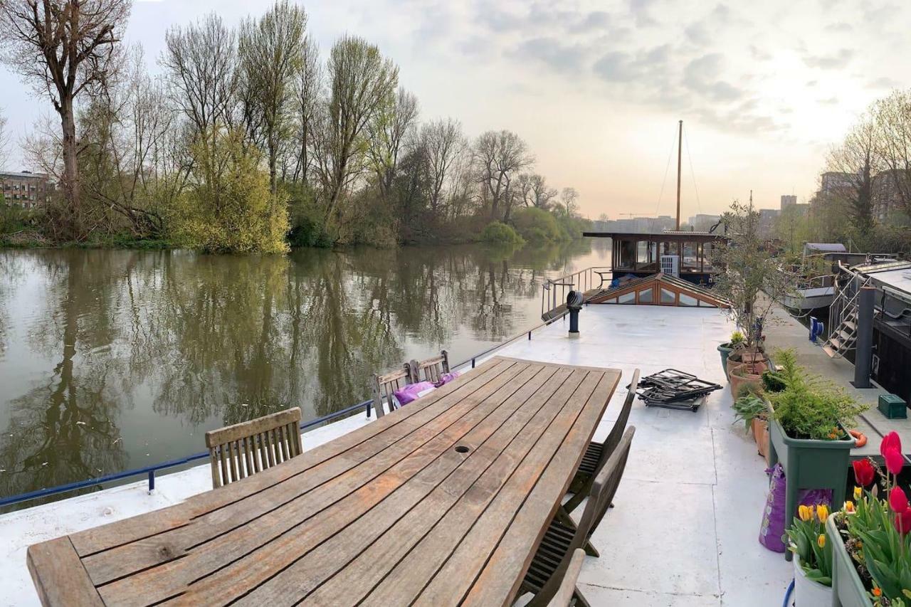 The Bush Houseboat - Kew Bridge Gardens, Londres