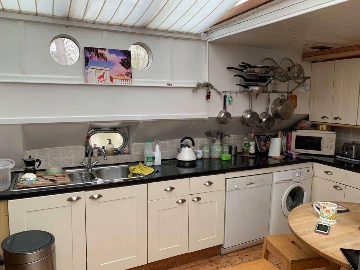 The Bush Houseboat - Kew Bridge Gardens, * Londres
