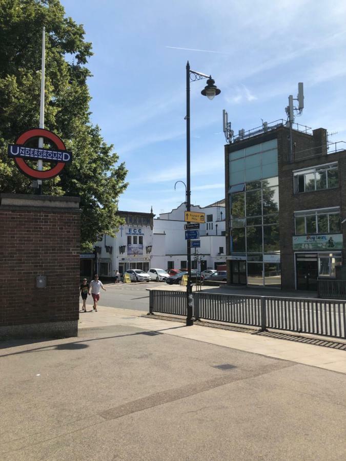 Western Northfields Ealing 3* London