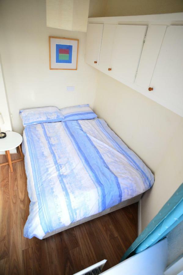Near Hyde Park Sleeps 4 London