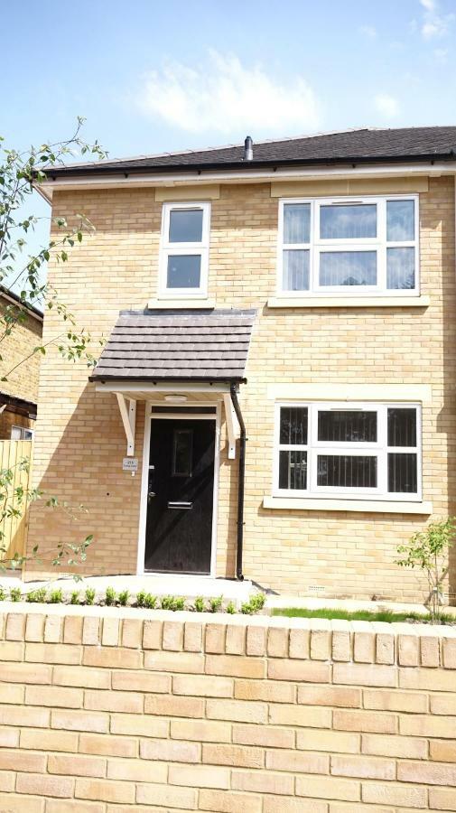 Heathrow Ensuite Rooms- Auto Check In Homestay