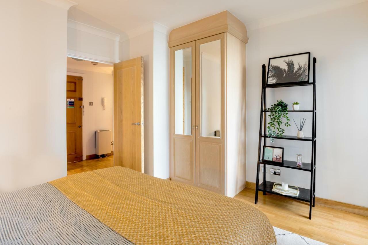 One Bed Serviced Near Millenium Bridge Apartment