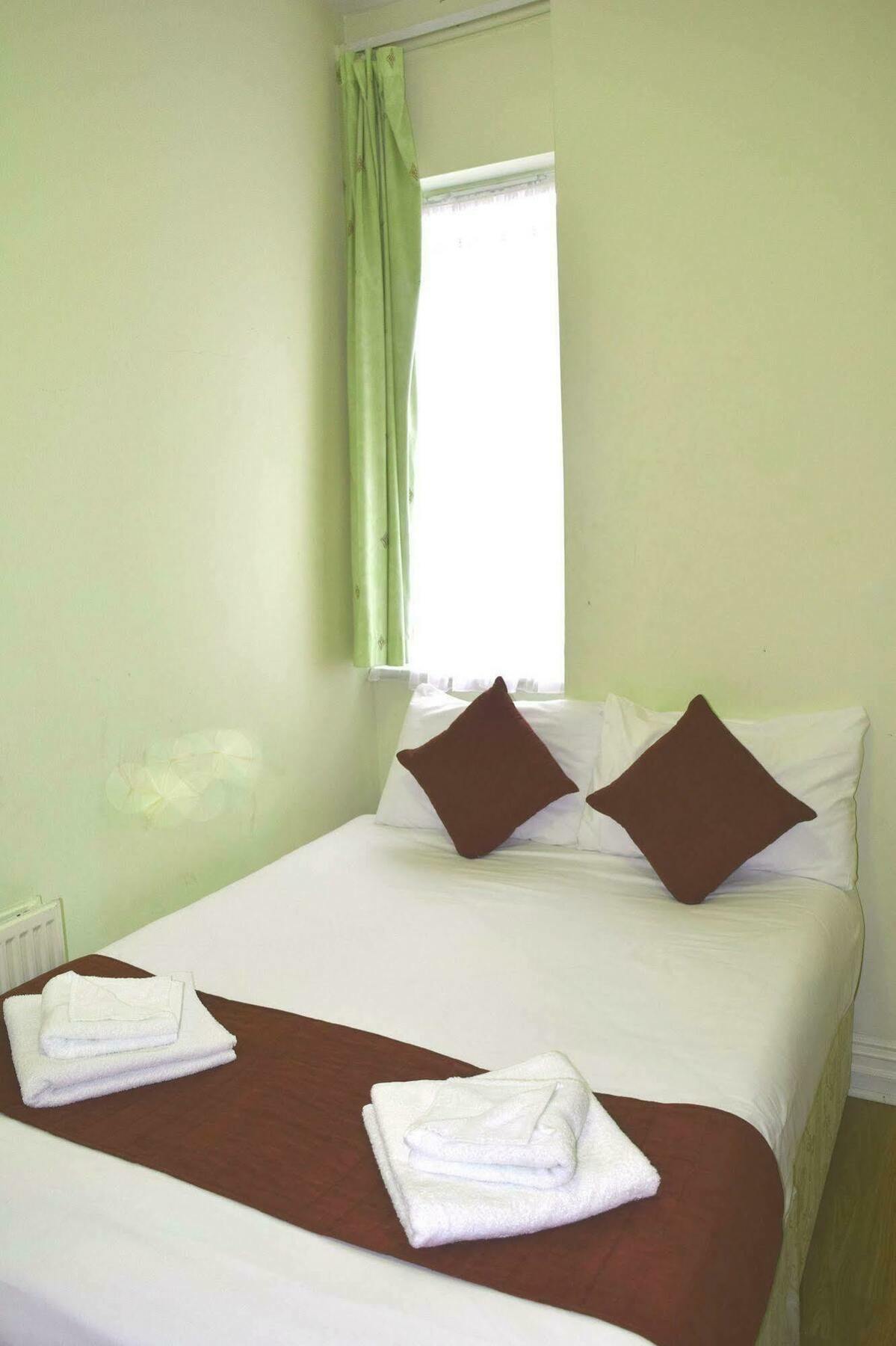 Queens Drive At Finsbury Park Hotel London