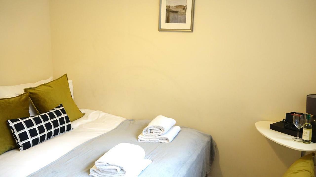 Heathrow Ensuite Rooms- Auto Check In Homestay