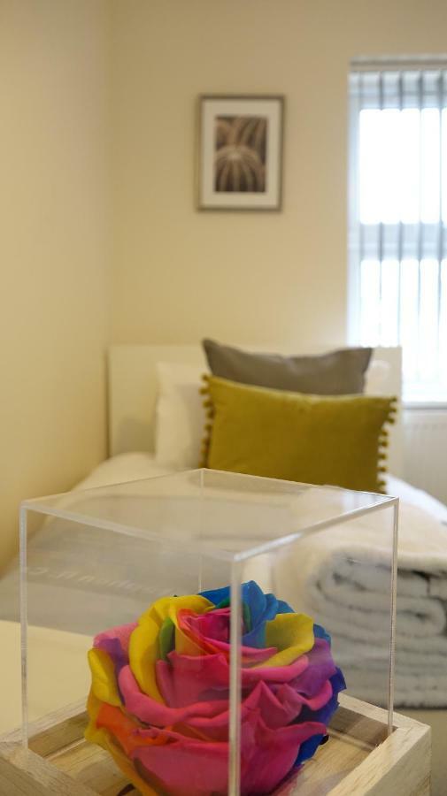 Heathrow Ensuite Rooms- Auto Check In Homestay Stanwell