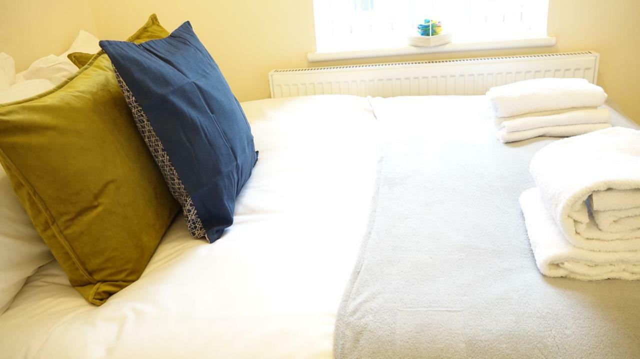 Homestay Heathrow Ensuite Rooms- Auto Check In Stanwell