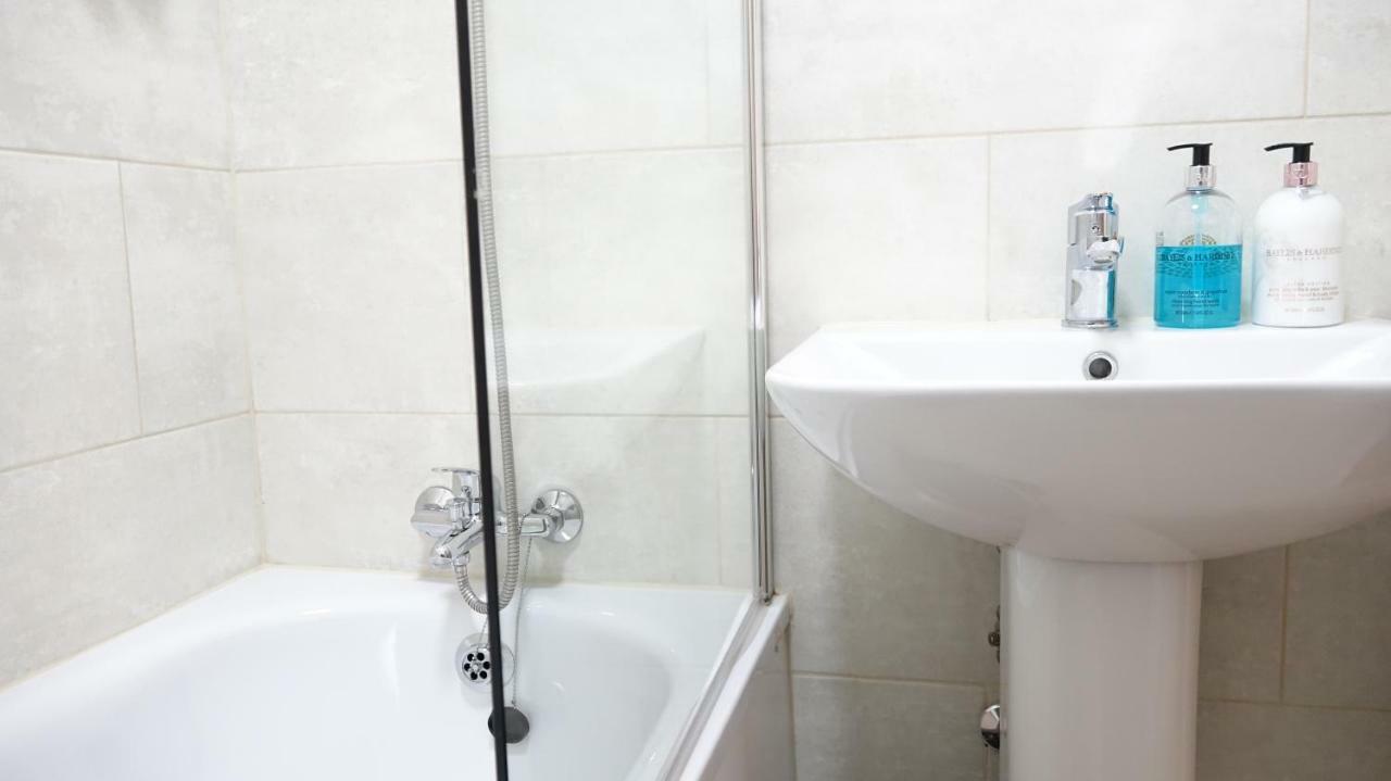 Heathrow Ensuite Rooms- Auto Check In Stanwell
