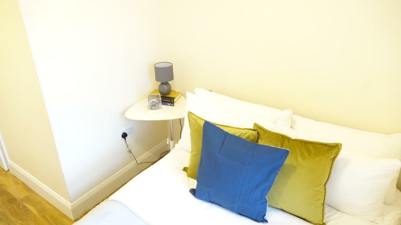 Heathrow Ensuite Rooms- Auto Check In Homestay