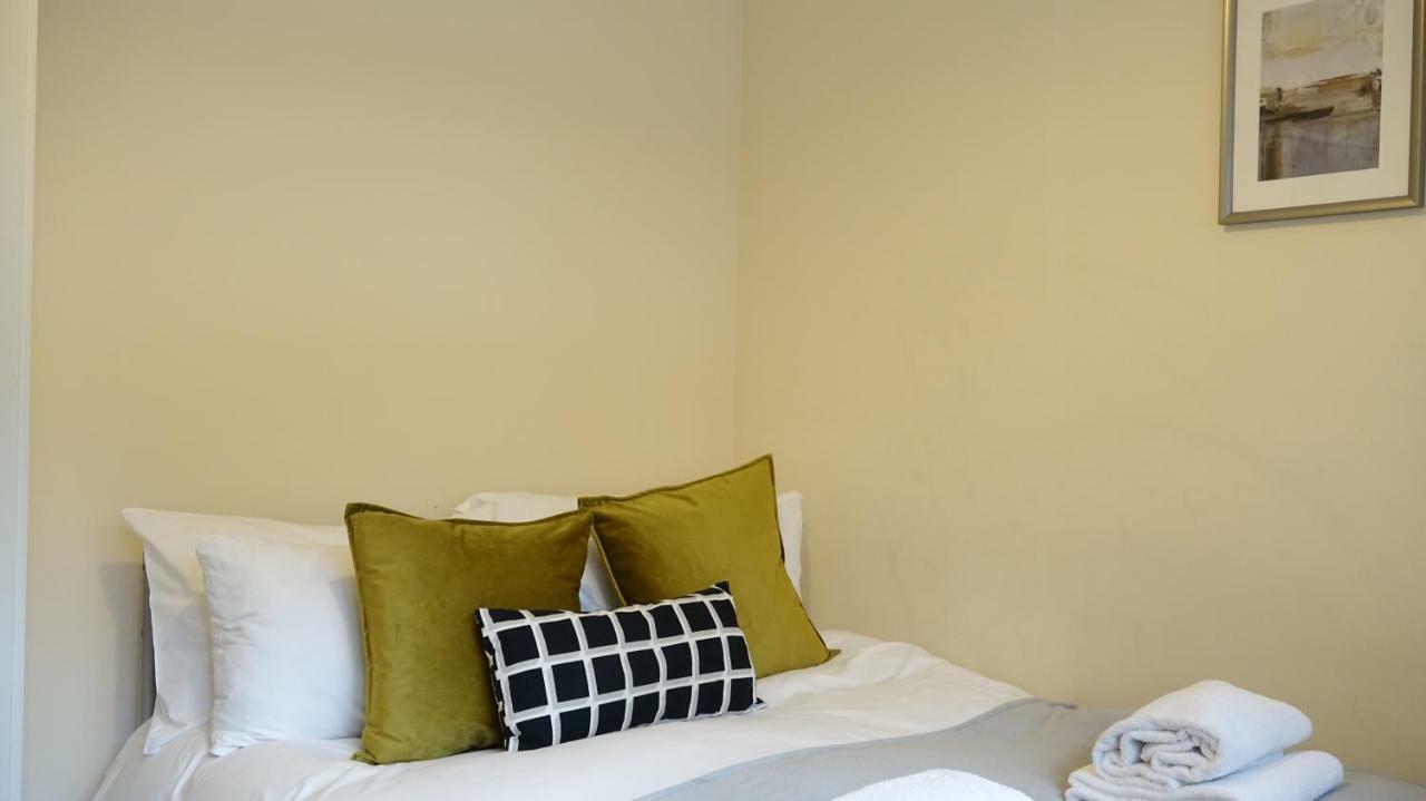 Heathrow Ensuite Rooms- Auto Check In Stanwell