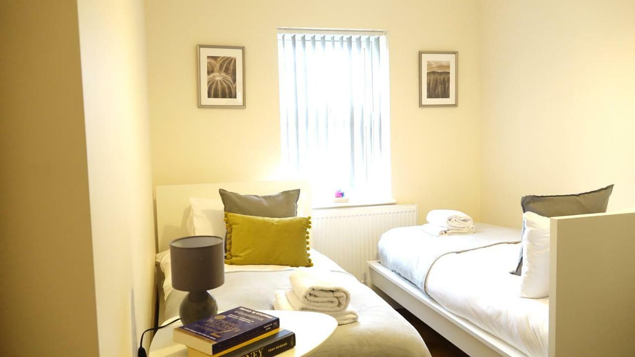 Heathrow Ensuite Rooms- Auto Check In Homestay *