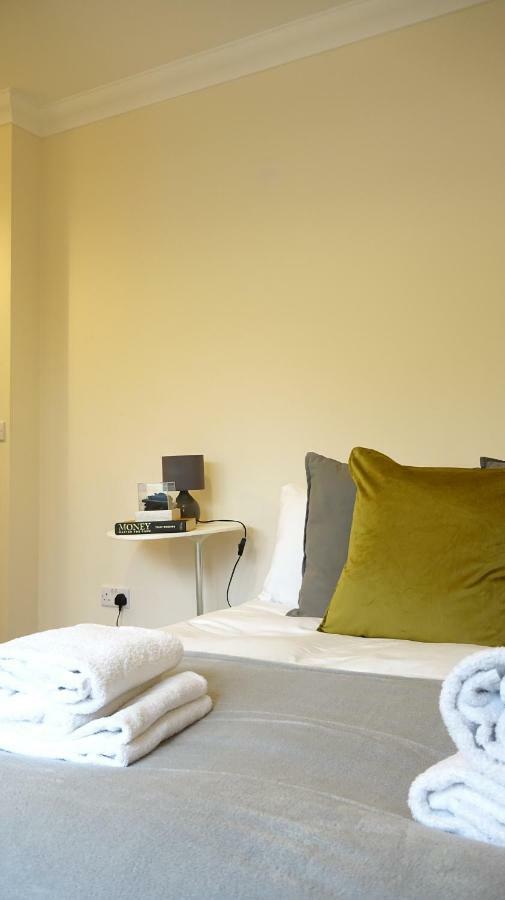 Homestay Heathrow Ensuite Rooms- Auto Check In *