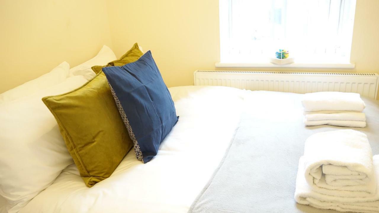 Homestay Heathrow Ensuite Rooms- Auto Check In Stanwell