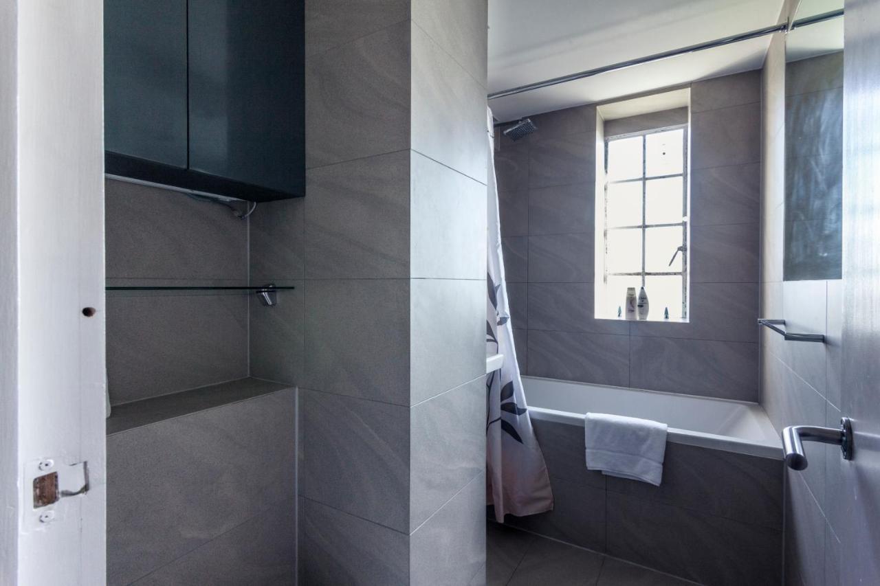 Amanah - Luxury 2 Bed Chelsea Cloisters Skyline