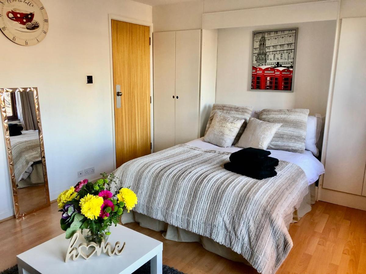 Tobacco Dock Studio Apartment *