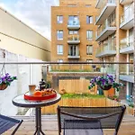Canary Gateway Apartments By Squa.Re
