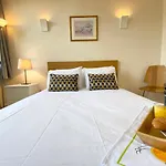 Victoria And Buckingham Palace Apartments