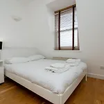 Modern 1 Bed Flat For Up To 2 People In Holborn, London With Free Wifi