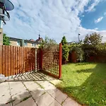 Super 2 Bed House With Privategarden