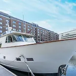 Rustic 2-Bed Houseboat On The River Thames, In East London
