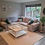 Bright, Spacious 4 Bed With A Jacuzzi!