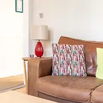 Pass The Keys West London Cheerful Garden Apartment