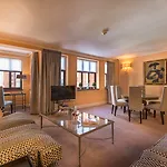 The Capital Hotel, Apartments & Townhouse