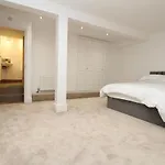 Stunning 2 Bed Flat In Fulham