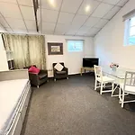 Cosy Apt 5Mins Walk From Station