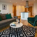 Canary Wharf Luxury Flat W/ View & Terrace