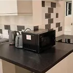 Private Spacious Studio Ealing 2 Mins From Tube