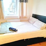 6 Bed House 3 Bathrooms Good Transport Links To London, Free Parking