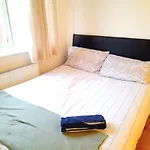 6 Bed House 3 Bathrooms Good Transport Links To London, Free Parking