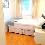 6 Bed House 3 Bathrooms Good Transport Links To London, Free Parking