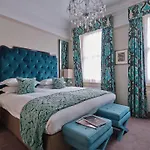 The Apartments By The Sloane Club