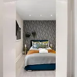 Cozy Nook: Stylish Studio, Walk To Park & Shop